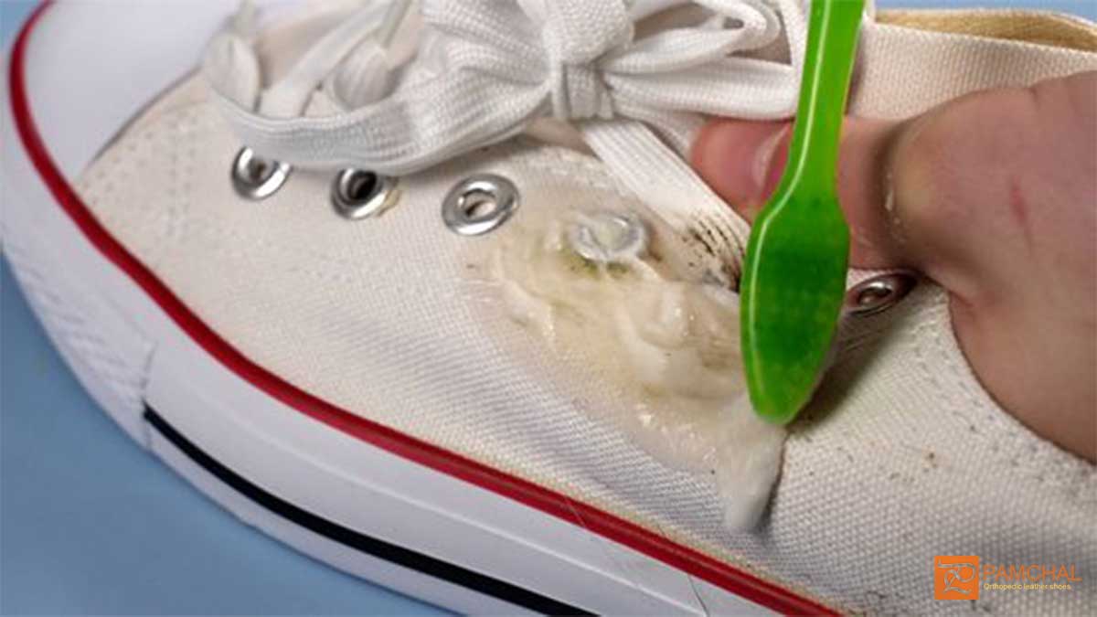 تمیز کردن کفش سفید با نوشابه